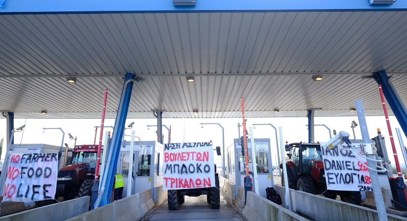 Αγρότες: Ανοίγουν διόδια και δρόμους κλιμάκωσης, στη χωματερή ο κυβερνητικός «κοινωνικός αυτοματισμός»