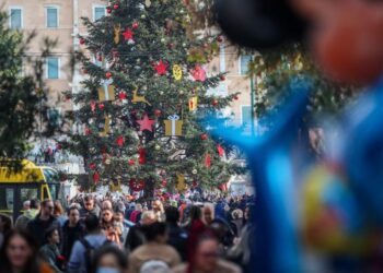 «Καταναλώστε», «δουλέψτε» και «σώστε»… την κυβέρνηση