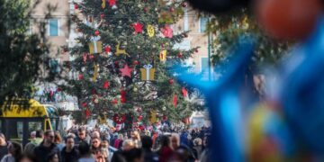 «Καταναλώστε», «δουλέψτε» και «σώστε»… την κυβέρνηση