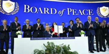 Συμβούλιο Πολέμου Τραμπ: Ο Μητστοτάκης «και με τον αστυφύλαξ και με τον χωροφύλαξ»