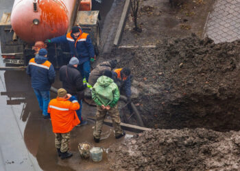 Θεσσαλονίκη: Σοβαρό εργατικό ατύχημα με τέσσερις τραυματίες όταν έσκασε αγωγός της ΕΥΑΘ (βίντεο)
