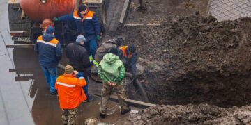 Θεσσαλονίκη: Σοβαρό εργατικό ατύχημα με τέσσερις τραυματίες όταν έσκασε αγωγός της ΕΥΑΘ (βίντεο)