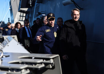 Όπλα αρμενίζουν, ο λαός βουλιάζει