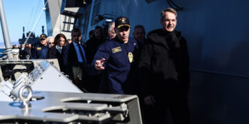 Όπλα αρμενίζουν, ο λαός βουλιάζει