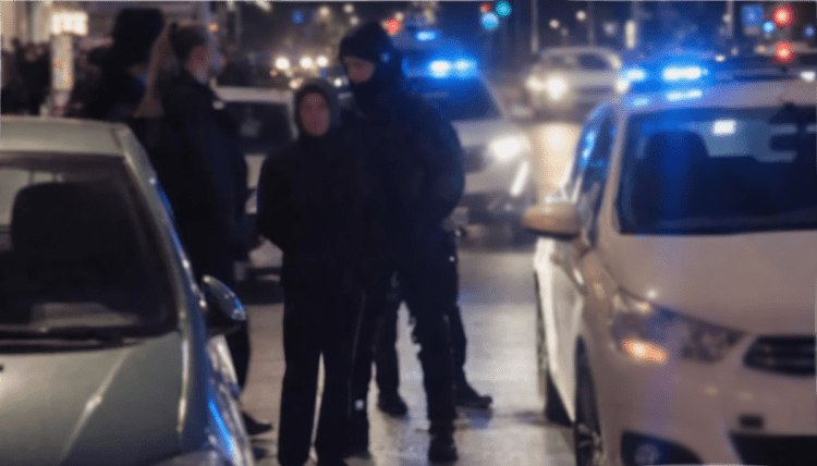 Θεσσαλονίκη: Προσαγωγές και επίθεση ΜΑΤ με κρότου-λάμψης σε διαδηλωτές αντισυγκέντρωσης για τα Ίμια