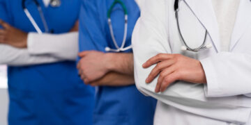 Απαράδεκτη η αιφνιδιαστική κατάργηση των αναβολών στράτευσης για τους ειδικευόμενους γιατρούς