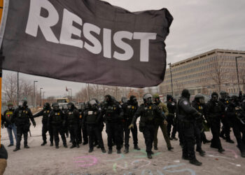 Με στρατιωτικό νόμο απειλεί ο Τραμπ (Περισκόπιο 17/1)