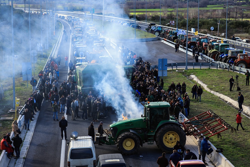 Ο… κυβερνητικός σανός και η κοινή πάλη αγροτών-εργατών