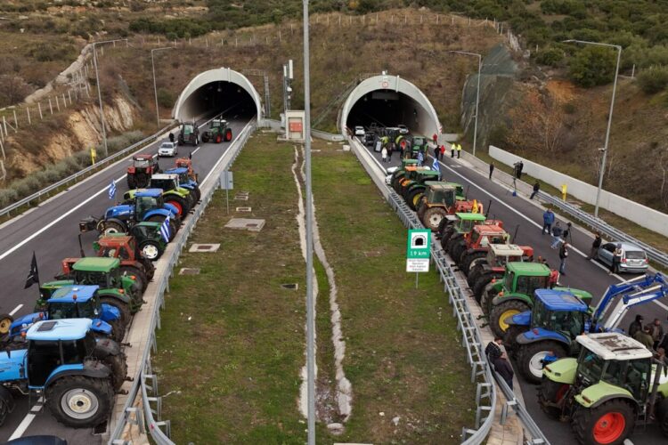 Διάλογο εκτόνωσης θέλει η κυβέρνηση, μπλόκα για κατακτήσεις οι αγρότες