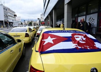 Ταξί: Αγώνας επιβίωσης κόντρα σε μεταφορικές επιχειρήσεις και κυβέρνηση