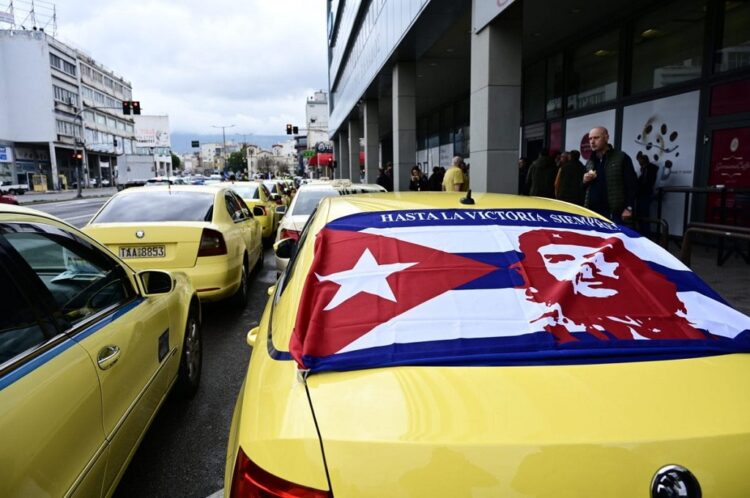 Ταξί: Αγώνας επιβίωσης κόντρα σε μεταφορικές επιχειρήσεις και κυβέρνηση