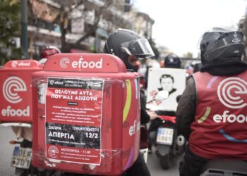 efood: Παρκάρισαν τις μηχανές τους στην απεργία για ΣΣΕ (βίντεο)