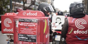 efood: Παρκάρισαν τις μηχανές τους στην απεργία για ΣΣΕ (βίντεο)