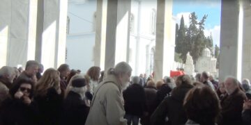 Συγκίνηση και αγωνιστικά «αντίο» στην πολιτική κηδεία της Πόπης Γανιάρη (βίντεο)