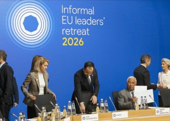 Δουλέψτε, πολεμήστε, θυσιαστείτε!