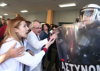 Γ.Ν. Νίκαιας: Άγρια επίθεση ΜΑΤ και ΥΜΕΤ κατά υγειονομικών για την επίσκεψη Γεωργιάδη (βίντεο)