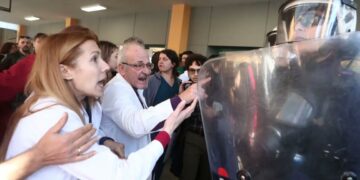 Γ.Ν. Νίκαιας: Άγρια επίθεση ΜΑΤ και ΥΜΕΤ κατά υγειονομικών για την επίσκεψη Γεωργιάδη (βίντεο)