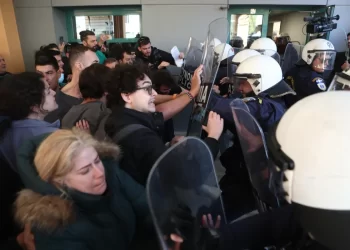 Γ.Ν. Νίκαιας: Άγρια επίθεση ΜΑΤ και ΥΜΕΤ κατά υγειονομικών για την επίσκεψη Γεωργιάδη (βίντεο)