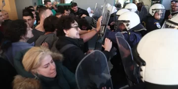 Γ.Ν. Νίκαιας: Άγρια επίθεση ΜΑΤ και ΥΜΕΤ κατά υγειονομικών για την επίσκεψη Γεωργιάδη (βίντεο)