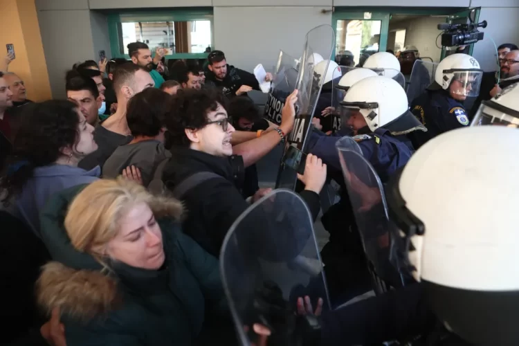 Γ.Ν. Νίκαιας: Άγρια επίθεση ΜΑΤ και ΥΜΕΤ κατά υγειονομικών για την επίσκεψη Γεωργιάδη (βίντεο)