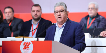 ΚΚΕ: βγάζει φλας αριστερά, αλλά κινείται δεξιά