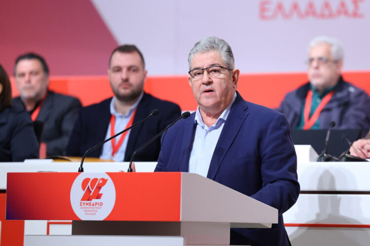 ΚΚΕ: βγάζει φλας αριστερά, αλλά κινείται δεξιά