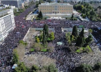 Οι δρόμοι πλημμύρισαν ξανά για το έγκλημα στα Τέμπη (βίντεο)