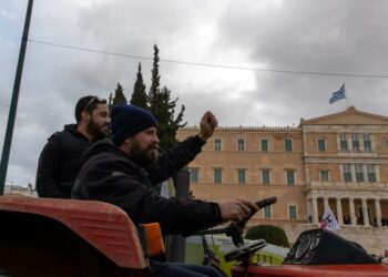 Δυναμική παρουσία αγροτών κι εργαζομένων στο Σύνταγμα (φωτο+βίντεο)