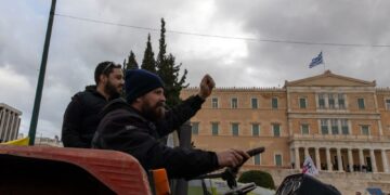 Δυναμική παρουσία αγροτών κι εργαζομένων στο Σύνταγμα (φωτο+βίντεο)