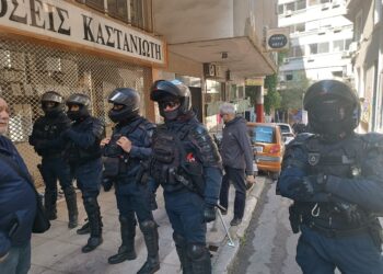 Πρόκληση! Επίθεση της ΕΛΑΣ στα γραφεία της Κομμουνιστικής Απελευθέρωσης (βίντεο)