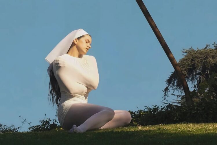 Rosalia – Lux : «Άγιος» φεμινισμός