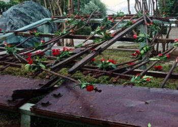 Ρημάζει η εμβληματική πόρτα του Πολυτεχνείου