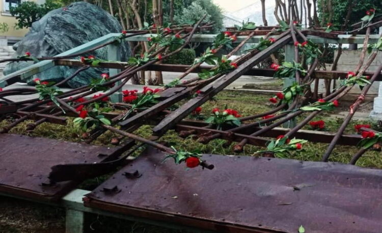 Ρημάζει η εμβληματική πόρτα του Πολυτεχνείου