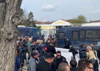 Δικαιοσύνη-φιάσκο για Τέμπη: «Ασφυξία» και οργή μέσα και έξω από την αίθουσα