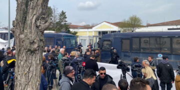 Δικαιοσύνη-φιάσκο για Τέμπη: «Ασφυξία» και οργή μέσα και έξω από την αίθουσα