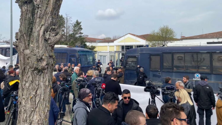 Δικαιοσύνη-φιάσκο για Τέμπη: «Ασφυξία» και οργή μέσα και έξω από την αίθουσα