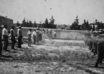 Νέα φωτογραφία: Αλύγιστοι οι 200 κομμουνιστές τη στιγμή της εκτέλεσης