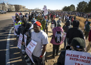 Απεργιακές φρουρές  σε… 57 γλώσσες
