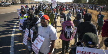 Απεργιακές φρουρές  σε… 57 γλώσσες