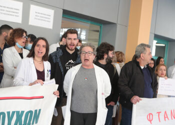 Ο ανυποχώρητος  αγώνας μπορεί  να προασπίσει  τη δημόσια υγεία