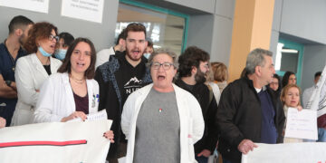 Ο ανυποχώρητος  αγώνας μπορεί  να προασπίσει  τη δημόσια υγεία