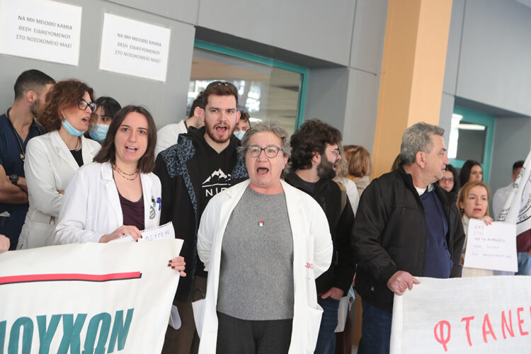 Ο ανυποχώρητος  αγώνας μπορεί  να προασπίσει  τη δημόσια υγεία