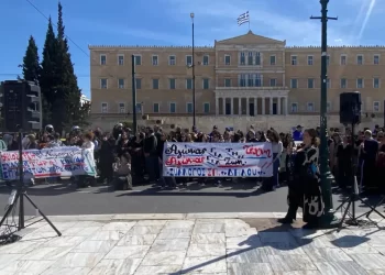 Συγκέντρωση στο Σύνταγμα ενάντια στην ίδρυση «ανώτερης σχολής» στις παραστατικές σπουδές (φωτο)