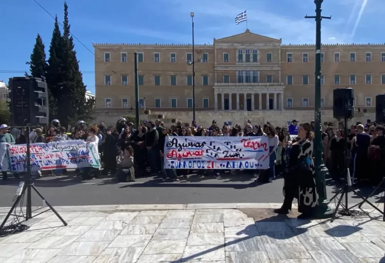 Συγκέντρωση στο Σύνταγμα ενάντια στην ίδρυση «ανώτερης σχολής» στις παραστατικές σπουδές (φωτο)