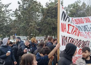 Δίκη για τα Τέμπη: Κυβερνητική αθλιότητα με την αίθουσα, ελπίδα από τη μαχητική παρουσία του κινήματος