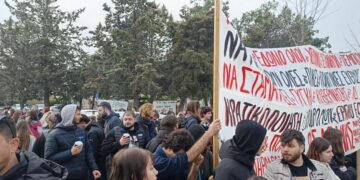 Δίκη για τα Τέμπη: Κυβερνητική αθλιότητα με την αίθουσα, ελπίδα από τη μαχητική παρουσία του κινήματος