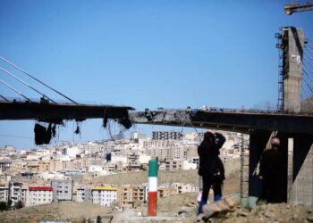 Γκρεμίζοντας γέφυρες