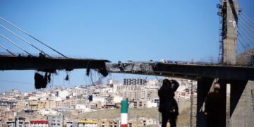 Γκρεμίζοντας γέφυρες