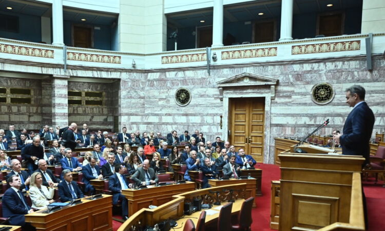 «Συνταγματοποίηση» του νεοφιλελευθερισμού επιδιώκει η κυβέρνηση Μητσοτάκη