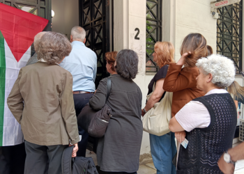 Ανταπόκριση-βίντεο από την παράσταση στο ΥΠΕΞ για την επιστροφή των απαχθέντων και την ανάληψη των ευθυνών της κυβέρνησης